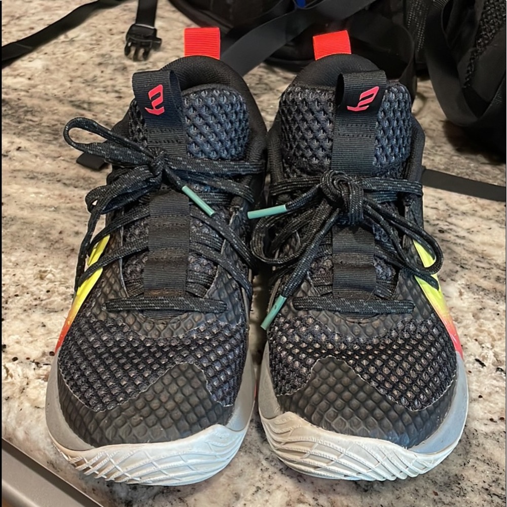 Youth under amour basketball shoes size 6
